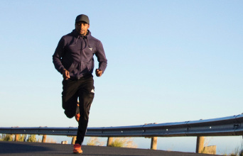 Άντρας με αθλητικά ρούχα, τρέχει στον δρόμο