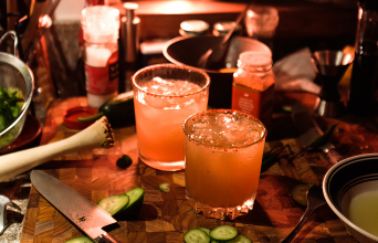 Ποτά, κοκτέιλ, ποτήρια, συνταγές και ό,τι άλλο χρειάζεται για ένα τέλειο σπιτικό μπαρ