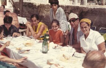 Οικογενειακές διακοπές στη Γιουγκοσλαβία. Κανένας δεν έμεινε ευχαριστημένος με το φαγητό αλλά κατάφεραν να περάσουν καλά.