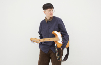 Η τραγουδίστρια Amalia με την ηλεκτρική της κιθάρα