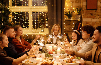 Οικογένεια γύρω από το γιορτινό χριστουγεννιάτικο τραπέζι