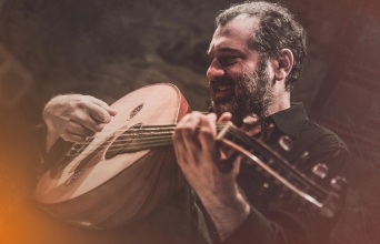 Ο μουσικός Haig Yazdjian παίζει ούτι σε συναυλία