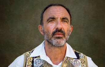 Ο Νίκος Αλιάγας με παραδοσιακή ελληνική φορεσιά