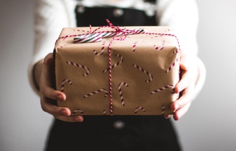 Μια κοπέλα κρατάει ένα δώρο.