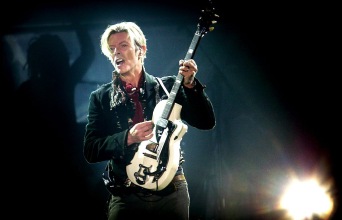 O David Bowie παίζει κιθάρα σε συναυλία