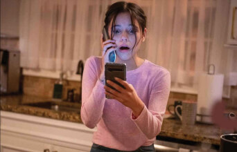 Μελαχρινή κοπέλα στην ταινία Scream