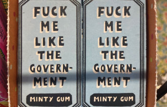 Συσκευασία τσίχλας που γράφει «Fuck me like the government do»