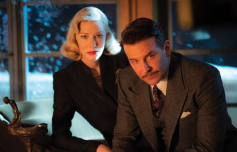 Κέιτ Μπλάνσετ και Μπράντλεϊ Κούπερ στην ταινία «Το Μονοπάτι των χαμένων ψυχών (Nightmare Alley)» του Γκιγιέρμο Ντελ Τόρο