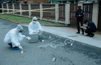 Αστυνομικοί και ιατροδικαστές στον τόπο του εγκλήματος