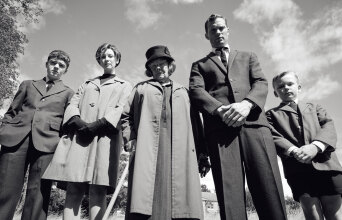 Οι ηθοποιοί Λούις Μακάσκι, Κατρίνα Μπαλφ, Τζούντι Ντεντς, Τζέιμι Ντόρναν, Τζουντ Χιλ στην ταινία Belfast