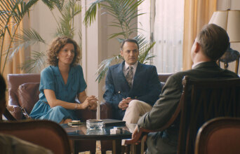 Οι ηθοποιοί Φαμπρίτσιο Ροντζιόνε και Στεφανί Κλεό στην ταινία Αζόρ