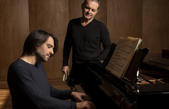 Ο πιανίστας Μάνος Κιτσικόπουλος και ο δημοσιογράφος Μάκης Προβατάς. 