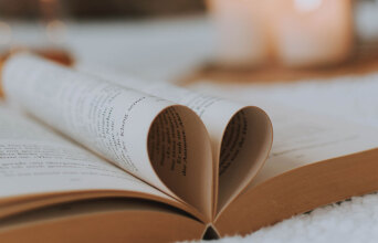 ΑΝοιγμένο βιβλίο με διπλωμένες σελίδες που σχηματίζουν καρδιά