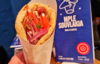 Mple Souvlakia: Τυλιχτά (και) με κόκορα, γύρο σελινόριζα, ζυγούρι