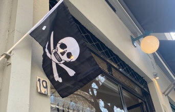 Πειρατική σημαία σε ψιλικατζίδικο στο Μετς