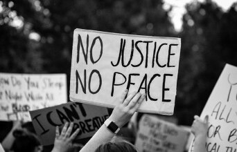 Πλακάτ με τη φράση «no justice no peace»