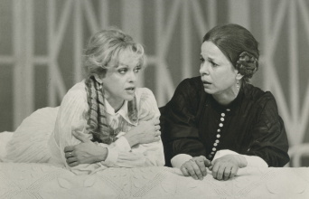 «Ο Βασιλικός» (1986). Έφη Ροδίτη (Ρονκάλαινα), Μαρία Δημητριάδου (Λανάρω). 