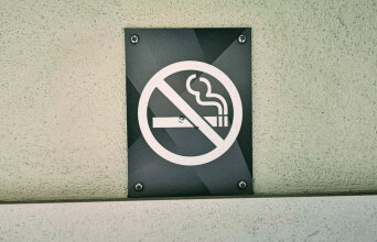 Πινακίδα «Απαγορεύτεται το κάπνισμα» σε τοίχο