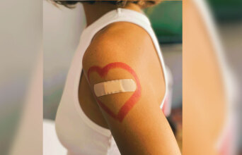 Γυναικείο χέρι με τσιρότο στο μπράτσο