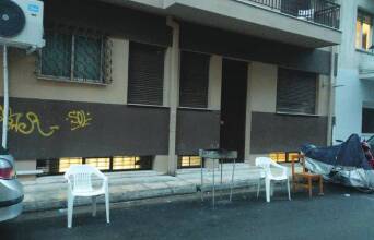 Δρόμος στην Πανόρμου με καρέκλες και ψησταριές δίπλα στο πεζοδρόμιο