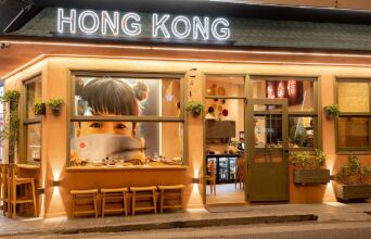 Hong Kong:  Nόστιμη πανασιατική κουζίνα πάνω στη Θηβών