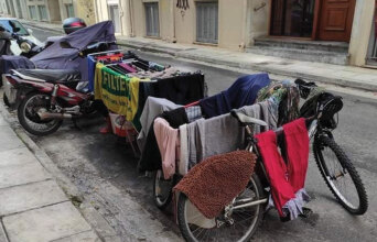 Μηχανάκια με απλωμένα ρούχα επάνω