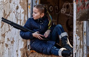 Ουκρανία: Το κορίτσι με το γλειφιτζούρι και το όπλο 