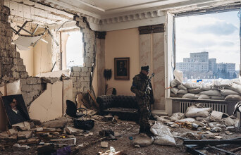 Ουκρανός στρατιώτης μέσα σε κατεστραμένο κυβερνητικο κτίριο στο Χάρκοβο, μετά από ρωσική επίθεση  