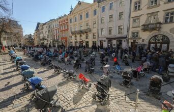 Άδεια παιδικά καρότσια - σύμβολα των παιδιών που σκοτώθηκαν στον πόλεμο