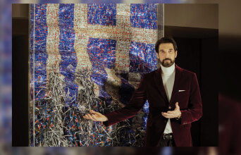 Ο καλλιτέχνης Νίκος Φλώρος με το έργο του εμπνευσμένο από τη σημαία της Ελλάδας