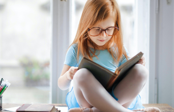 Μικρό κορίτσι διαβάζει βιβλίο