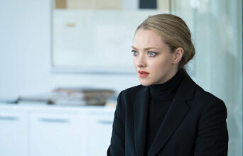 Η ηθοποιός Amanda Seyfried ως Elizabeth Holmes στη σειρά The Dropout