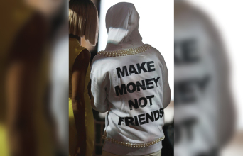 To μπουφάν που φόρεσε ο στιλίστας Αλ Γκίγκα στο Fashion Week