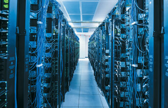 Δωμάτιο με μηχανήματα και καλώδια