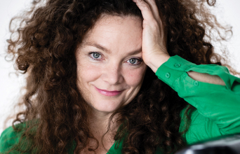 Η σκηνοθέτρια Στέφανι Τηρς της παράστασης «Hello to Emptiness» 