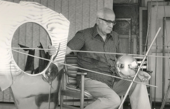 Ο Γιώργος Ζογγολόπουλος στην κατοικία-εργαστήριό του στο Ψυχικό με το γλυπτό του «Κενό και σφαίρα», δεκαετία του 1970. 