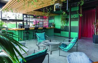 Bond  Η άνοιξη είναι ακόμη πιο  όμορφη σε αυτή τη μυστική  αυλή του Αλίμου