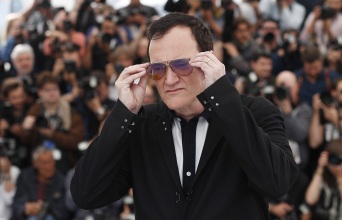 Ο σκηνοθέτης Κουέντιν Ταραντίνο με γυαλιά ηλίου στο Φεστιβάλ Καννών