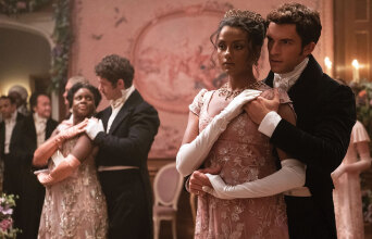 Οι ηθοποιοί Simone Ashley και Jonathan Bailey στη σειρά Bridgerton του Netflix