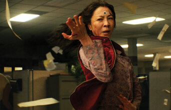 Η ηθοποιός Μισέλ Γέο στην ταινία «Τα πάντα όλα»