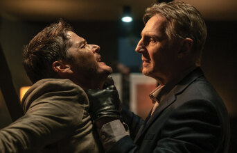 Οι ηθοποιοί Γκάι Πιρς (αριστερά) και Λίαμ Νίσον (δεξιά) στην ταινία «Η μνήμη του δολοφόνου»