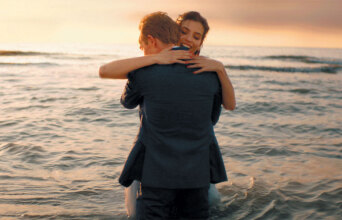 Άντρας και γυναίκα αγκαλιάζονται. Σκηνή από την ταινία «Δωμάτιο 108»