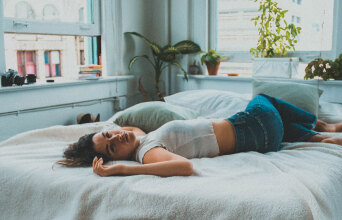 Γυναικα ξαπλωμένη με τα ρούχα σε κρεβάτι