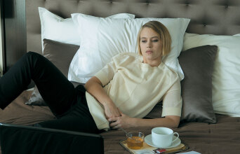 Η ηθοποιός Lou de Laâge στην ταινία «Μαύρο Κουτί»