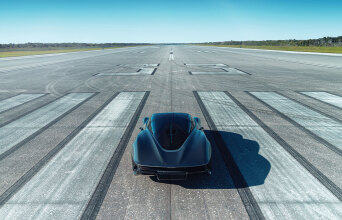 Αυτοκίνητο σε αεροδιάδρομο