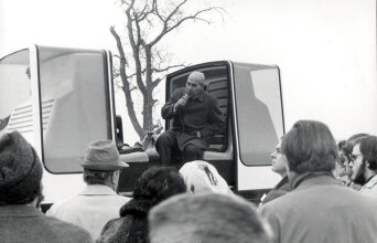 Φωτογραφία από το άνοιγμα της πρώτης δημόσιας συγκοινωνίας.