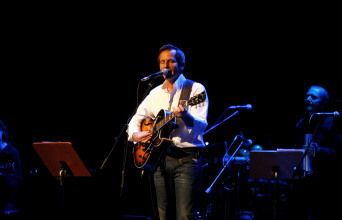 Ο Βαγγέλης Γερμανός με κιθάρα στη σκηνή