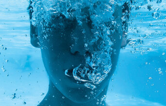 Άντρας βγάζει μπουρμπουλήθρες κάτω από το νερό