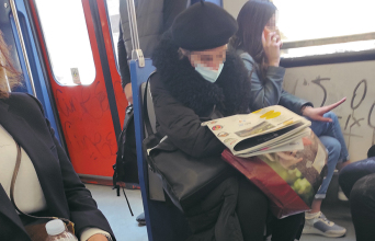 Κυρία που διαβάζει την Athens Voice στον Ηλεκτρικό