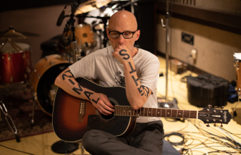 Ο μουσικός Moby με κιθάρα σε στούντιο